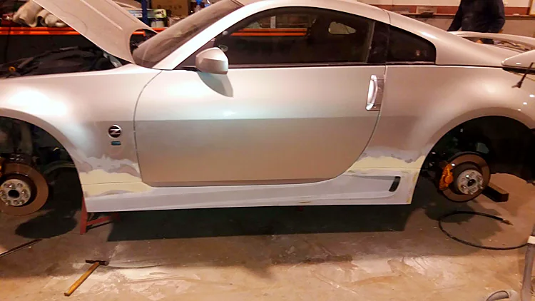 Nissan 350Z plata con masilla en los bajos antes de pintar