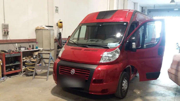 Autocaravana roja reparada en el taller
