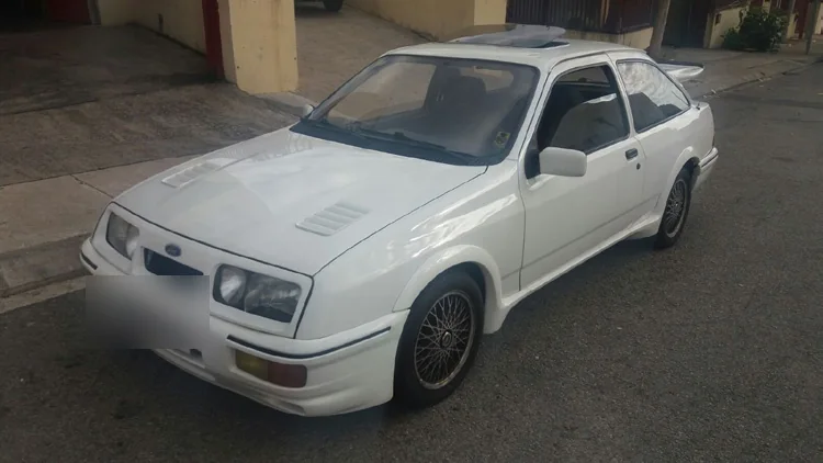 Ford Sierra Cosworth blanco restaurado en Autochasis