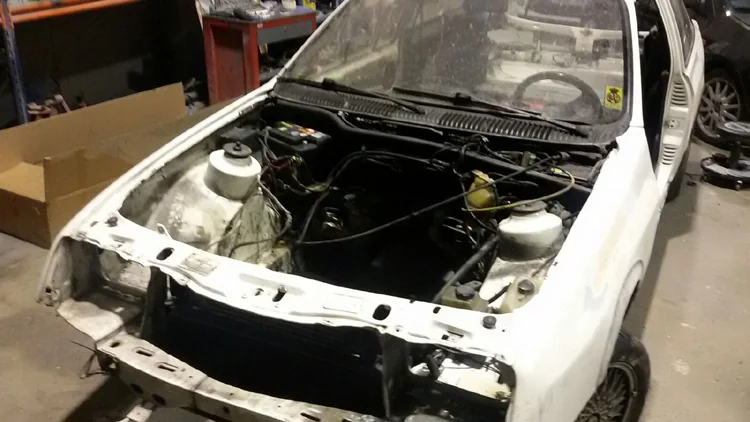 Ford Sierra Cosworth despiezado durante la restauración