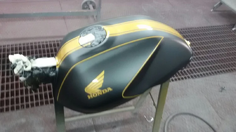 Depósito de moto negro con franja dorada