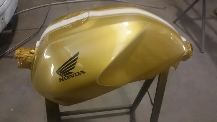 Depósito de moto Honda pintado en dorado