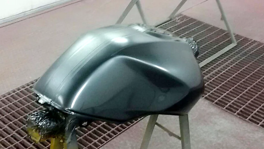 Depósito de moto pintado en gris antracita dentro de la cabina