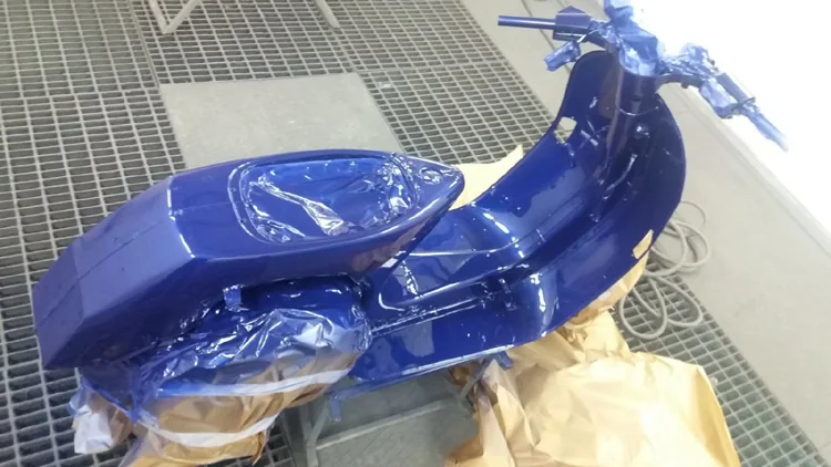 Carenado de scooter pintado en azul