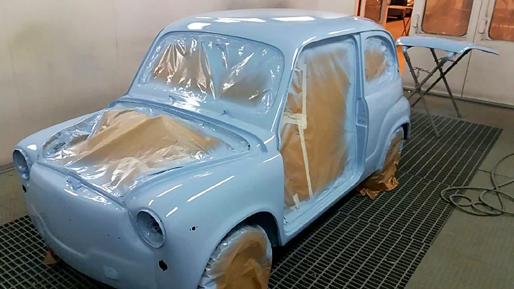 Seat 600 azul claro enmascarado dentro de la cabina de pintura